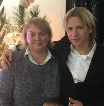 Inna Nikolaevna Mudryk with her son Mykhailo Mudryk
